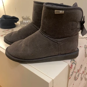 Uggs - Uggs storlek 41 passar en 40 bra oxå, använda fåtal gånger, 