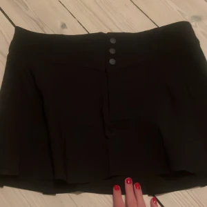 Svart mini kjol - Snygg ny kjol