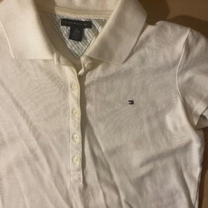 Tommy Hilfiger tröja  - Kortärmad skjorta/t-shirt från Tommy Hilfiger som inte används 
