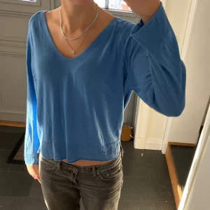 Blå stickad tröja från Stradivarius  - Blå stickad tröja i storlek M, passar även S. Fint skick. Använd gärna köp nu!