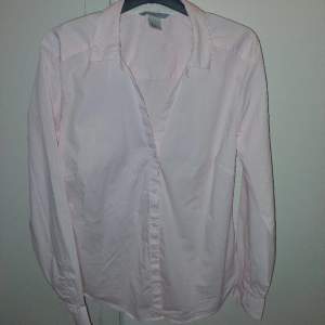 En fin figursydd skjorta i rosa från hm. Strl 40