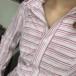 Unik skjorta med fint randigt mönster, sitter figurnära✨Superfint skick!🥰Passar perfekt till kostymbyxor, jeans eller en kort kjol💕Står inte storlek men jag är en XS