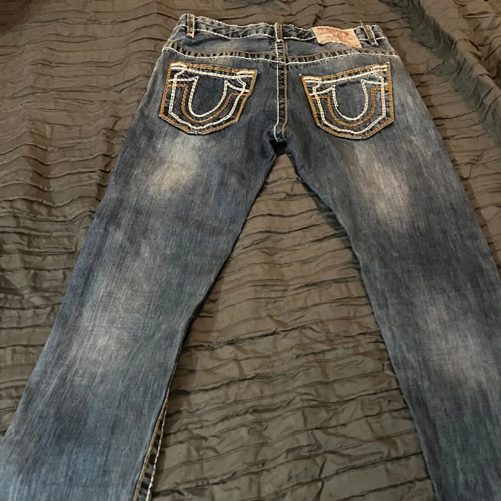 Säljer true religion jeans jag inte använder, det är hål i båda fram fickorna som går att sy  enkelt men är för lat att göra därav lågt pris, kontakta i dm för mer bilder och  frågor . Jeans & Byxor.
