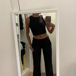 Svart ribbat linne  - Fint skick, säljs då linnet inte kommer till användning längre 💖