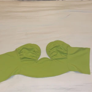 Grön topp - Grön topp köpt på Gina, aldrig använd 