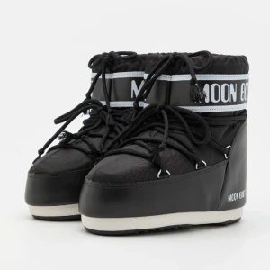 Moon boots -  Moonboots! Sjukt varma, praktiska o sköna vinterskor. Perfekta för skidresor, snöstormar och allmänt kalla dagar!Skriv privat för mer bilder! Originalpris: 2055kr 