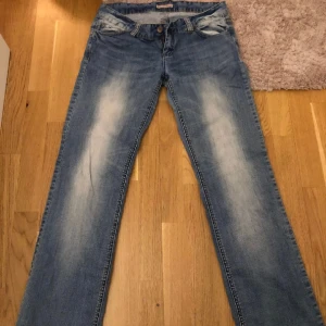 Lowwaist jeans  - Lowrise jeans, så snygga. Köpta på vinted men aldrig använd av mig då de var för stora. Skriv privat för mått, modellen skulle jag säga är bootcut/straight. Superbra skick😊