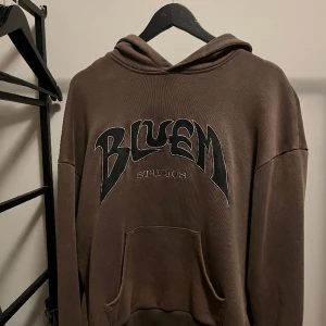 Vintage Bluem hoodie - Vintage bluem hoodie som är as fet och passar dig som brukar ha antigen small eller medium