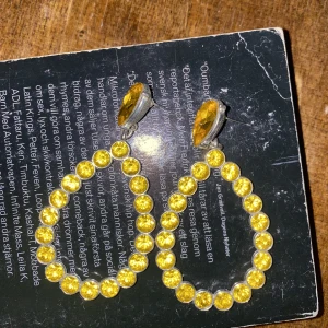 Statement örhängen - Stora droppformade örhängen med diamanter 