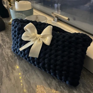 Necessär - På lördag släpps denna otroligt fina necessär som även den är virkad. Följ oss på Instagram för att inte missa det! @Miro_uf