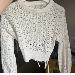Tröja - Säljer en såå fin vit stickad tröja från pull n bear, typ aldrig använd.