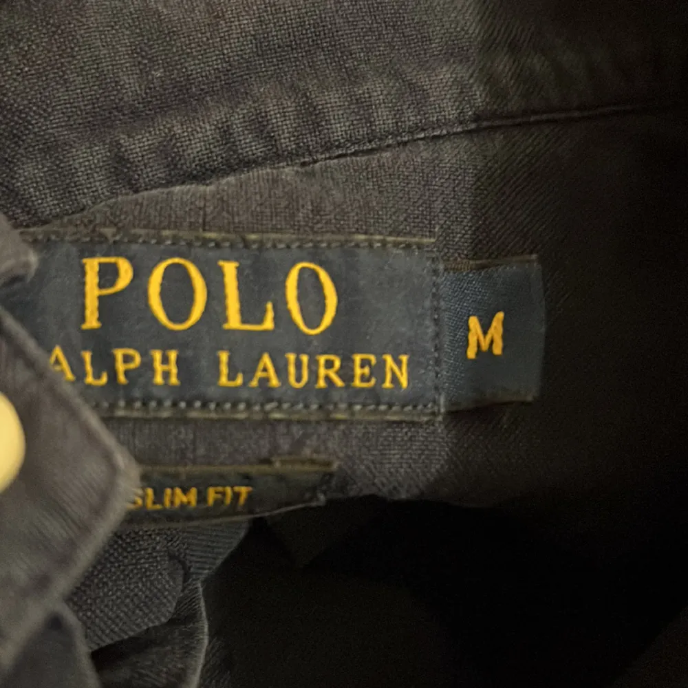 Fin Ralph Lauren skjorta i en mörkblå färg, storlek M. Skjortan har inga deffekter, därför ett fint skick. Nypris 1400. Skriv för fler bilder eller om frågor finns. . Skjortor.