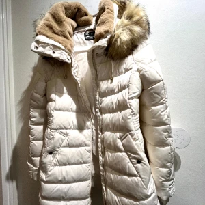 Snygg och varm vinterjacka  - Jättefin och varm vinterjacka från Zara i storlek small. Endast använd en gång så är i nyskick. Krämvit och avtagbar fuskpäls. 
