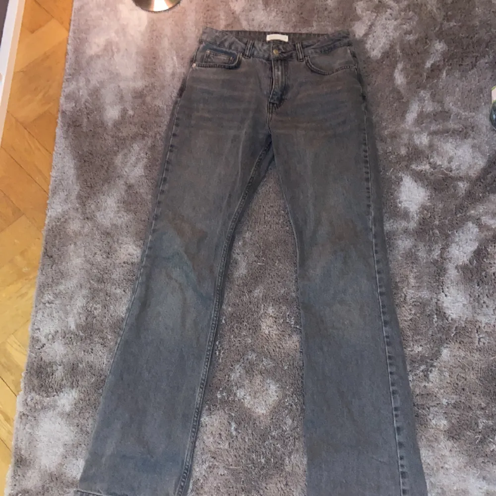 Mid-Rise straight jeans från Gina tricot storlek 36 💕💕nypris 399kr. Jeans & Byxor.