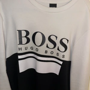 Hugo Boss Sweatshirt - Nypris 14-1500 minns inte riktigt QR kod finns Storlek M men passar både S/L Byten funkar också