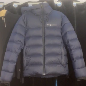 Sail Racing  - Säljer nu en marinblå Sail Racing jacka som jag använt ett x antal gånger. Passar perfekt till det mesta och storleken är M