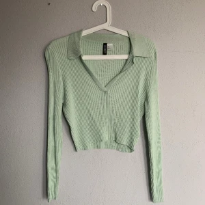 Grön tröja/topp💚 - Grön tröja i storlek L, men upplevs liten i storleken så skulle säga att den är mer som en S💚 OBS köparen står för frakten!!🥰