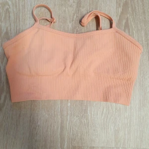 Aimn - Top från Aimn i stl s. Superfin aprikos/peach färg.