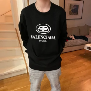 Balenciaga tröja  - Tjenare säljer denna feta balenciaga tröjan. Den passar 14-16 åringar. Säljer den för 2500 kr.  Skriv om ni är intresserade ⭐️