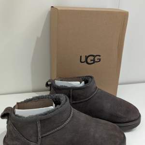 Säljer uggs i storlek 41 andvända en säsong. färg grå, äkta