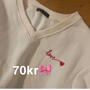Vit collegetröja  - Denna oanvända vita tjocktröja i storlek M. Verkligen så mjukt och tjockt material 😚🎀
