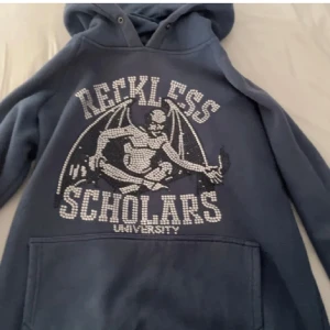 Reckles scholares hoodie - Storlek M bra skick säljer då den inte används men så snygg!!