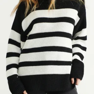 Stickad tröja🤍🖤 - En fin randig stickad tröja🤍 Andra bilden har väldigt dåligt ljus så den vita färgen ser gråa ut men den är vit (finns bild)🤍 Den är större än vad man tror, jag har ca storlek 152 men tröjan passar bra❣️priset kan diskuteras men sätts på 100kr💓 org: 249kr