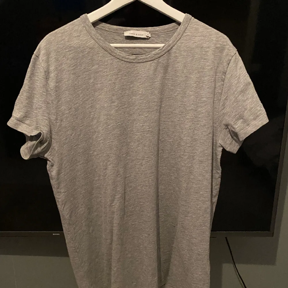 Den randiga är storlek L och den gråa är storlek XL. 400 för båda annars 250 styck. T-shirts.