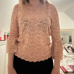 Zara genomskinlig blus - En trendig snygg zara topp i rosa med lite genomskinligt tyg. Storlek XS men skulle säga att den passar folk med storlek mellan XS-M. Skriv för instresse!! 💞💞