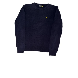 Lyle and Scott Tröja - Fint skick inga skador eller liknande. Står M men passar inte det utan passar S eller XS. Fråga gärna om fler bilder. Pruta om du vill. Svarar snabbt. 
