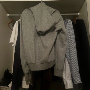 Ralph lauren hoodie  - Ralph lauren hoodie i storlek M, använd några fåtal gånger. Tvättad 2 gånger Max, säljer den då den är för liten samt att den är lite nopprig på den gröna texten. Vilket den vart efter en tvätt. Annars är den felfri, uppskattningsvis 8,5/10 i skick.