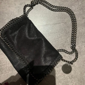 Väska  - Liten väska  Påminner om Stella McCartney 