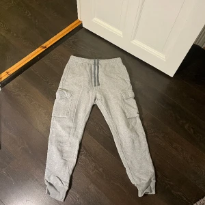 Nike sweatpants  - Nike gråa mjukisbyxor i ”cargo” stil. Riktigt bra skick och riktigt sköna byxor. Storlek Small