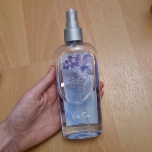 Hollister body mist - Hollister body mist "Vista Cove", använd men mer än halvfull, se bild 2!