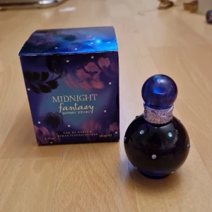 Midnight Fantasy parfym - Britney Spears parfym "Midnight Fantasy", 30 ml, i princip helt full, endast använd nån gång. Lådan ingår! 
