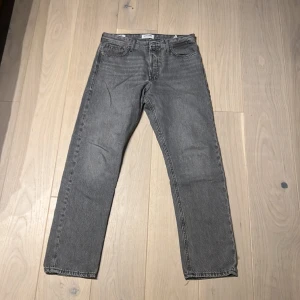 Gråa Jack and Jones jeans - Gråa Jack and Jones jeans,  storlek loose/ chris, W30/L32,