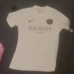 Balmain X Psg - Helt ny fick den av min vän men den va för fladrig 