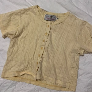 Söt topp - Supersöt topp jag köpt second hand. Använd ett fåtal gånger! 🫶 hyfsat cropped