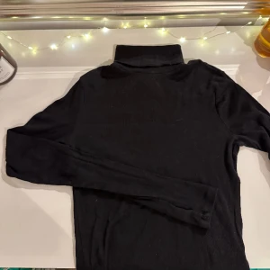 Highneck body - Använd fåtal gånger, i fint skick. Finns knappar längst ner på bodyn