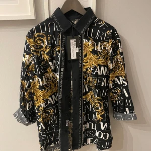 Versace skjorta (black) - Storlek M Känn dig rik och finare än alla andra så köp direkt!