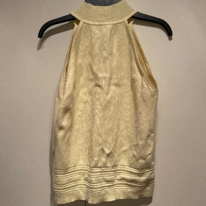 halterneck topp - Gul stickad halterneck topp! Så fin och så skön. Men använder den tyvärr inte så säljer.