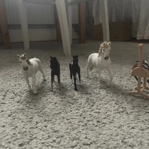 Säljer schleich  - Säljer lite av mitt schleich eftersom jag inte använder det. Säljer allt för 110  men kan även tänka mig att sälja det styckvis om någon är intresserad, allt är typ köpt för 210 