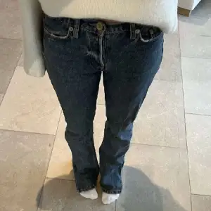 Hej,säljer dess lågmidjade jeans i storlek 36 jag är 164 och dom passar bra men lite för långa längst ner. Hör gärna av er så snabbt ni kan om ni år intresserade!💞