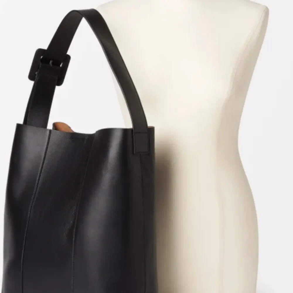 En svart rymlig bekväm läder väska ifrån Wera, finns fack i väskan.  Väskan är äkta läder  som orginalpris kostar den 2200kr. Väskan är knappt använd.. Accessoarer.