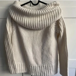 Stickad offshoulder  - Krämvit stickad offshoulder tröja, en tjockare tröja som passa perfekt till vintern, bra skick 