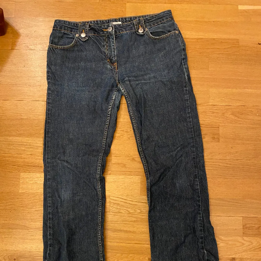 låg/midwaist, det står storlek 44 på men är endast pyttelite för stora för mig som är ca storlek 34/36. Jeans & Byxor.