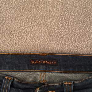 Ett par snygga nudie jeans i storleken W33 L34.  De är i nyskick och endast använda ett fåtal gånger. Färgen på jeansen på bilden är lite mörkare än vad de är i verkligheten. Hör av er vid frågor Pris kan diskuteras vid snabb affär