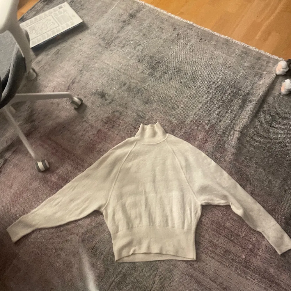 säljer denna jättefina tröjan från COS. sitter super bra och nästan helt oanvänd och jättebra skick. originalpris:1100kr färg: cream . Stickat.