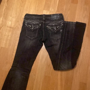 Bootcut miss me jeans - Säljer mina skitsnygga miss me jeans då de har blivit för små!! De är lågmidjade och bootcut (de är utsydda och säljer de därför billigare) priser går även att diskuteras. Midjemåttet är 37 cm och innerbenslängden är 80 cm. Kontakta om ni är intresserade!