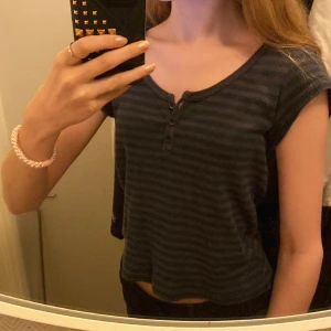 Brandy Melville t-shirt  - Jättefin mörkblå randig t-shirts från brandy Melville utan defekter. Säljs då den inte kommer till användning.❤️